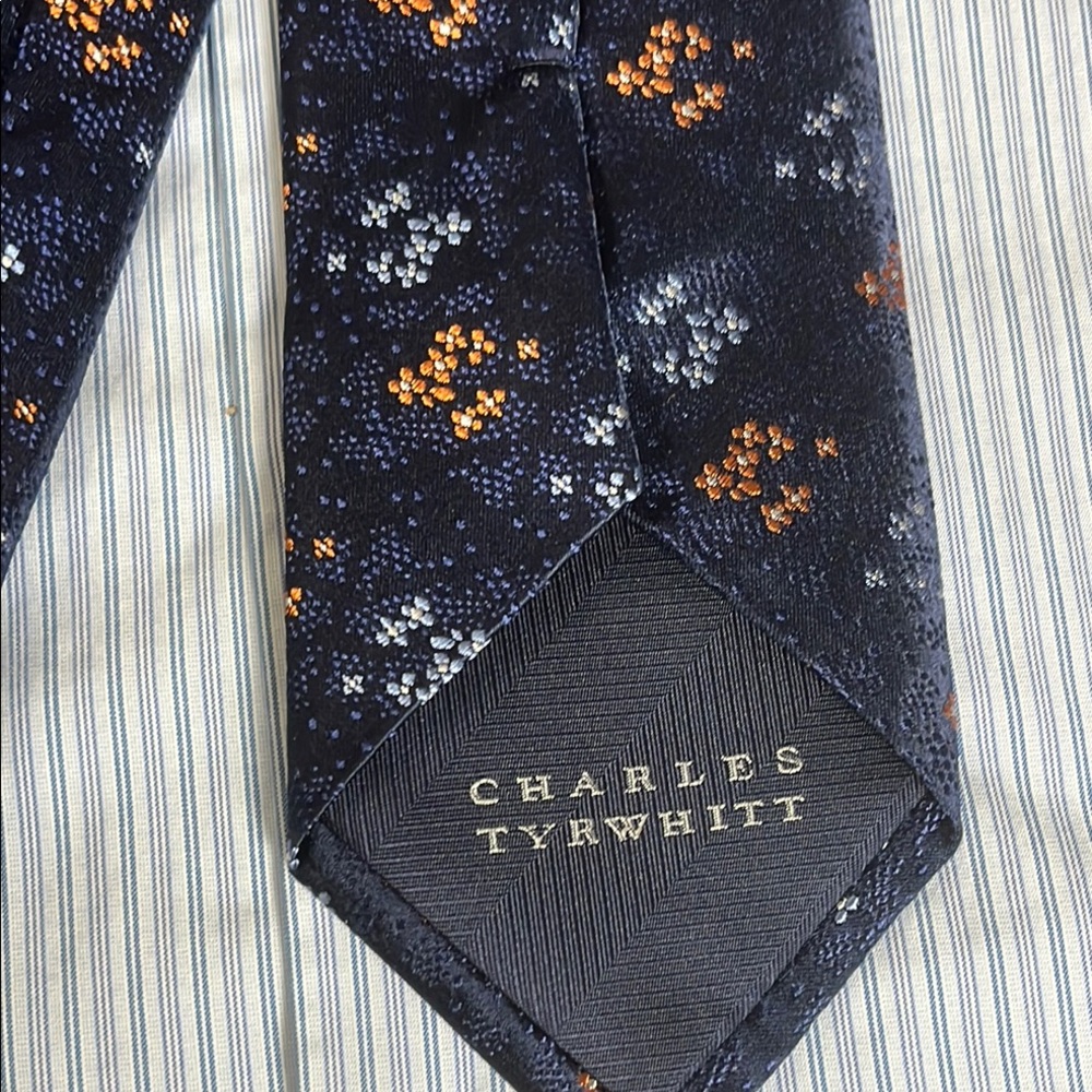 Charles Tyrwhitt Floral Patterned silk Tie - Picture 2 of 8